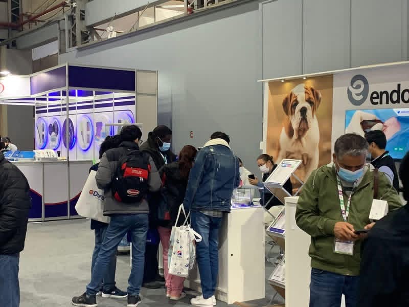 Actividad comercial en el stand de Endora durante una feria