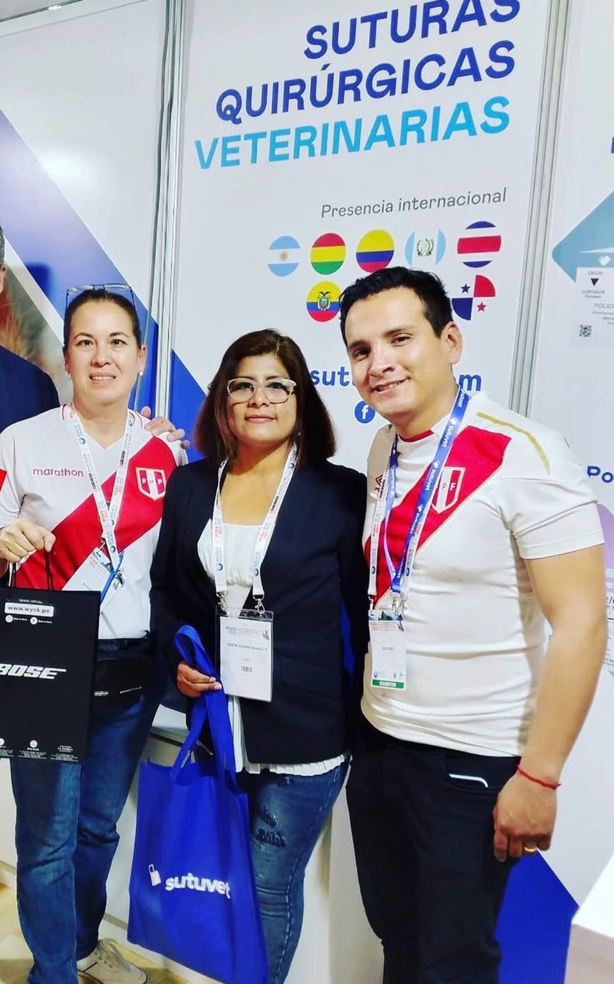 Visitantes y equipo Endora en un evento de cirugía veterinaria