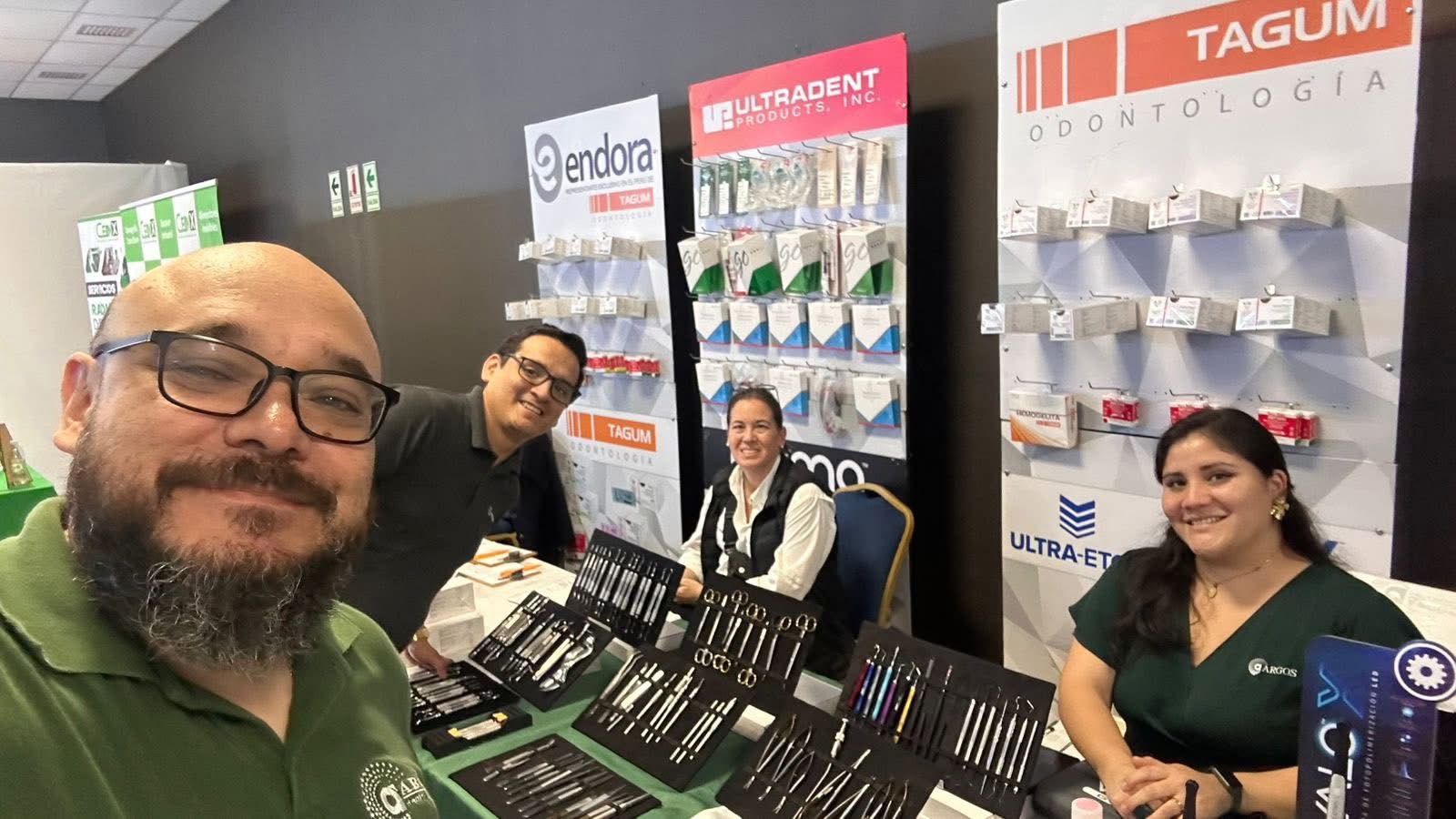 Equipo de la línea odontológica de Endora en una exhibición profesional