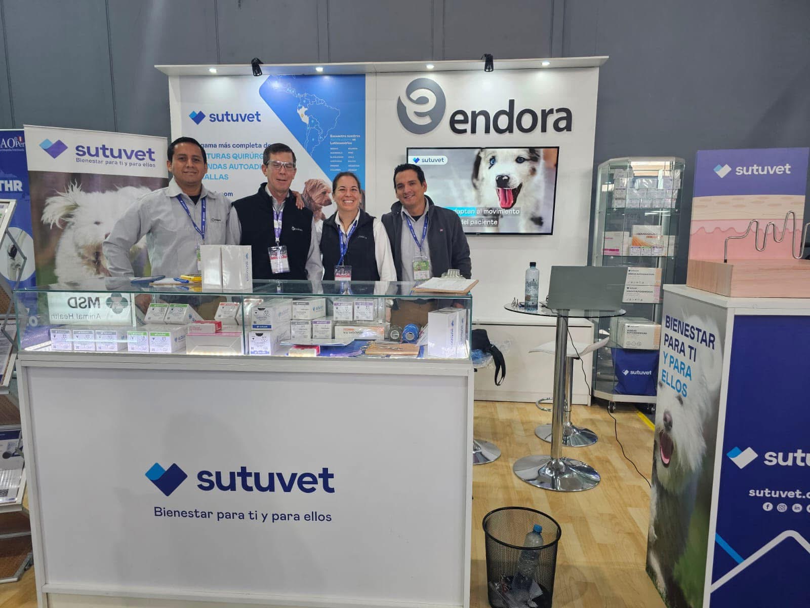 Equipo de Endora en su stand de suturas veterinarias SUTUVET