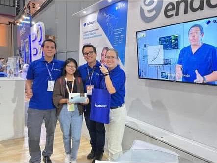 Equipo Endora junto a una visitante durante una feria veterinaria