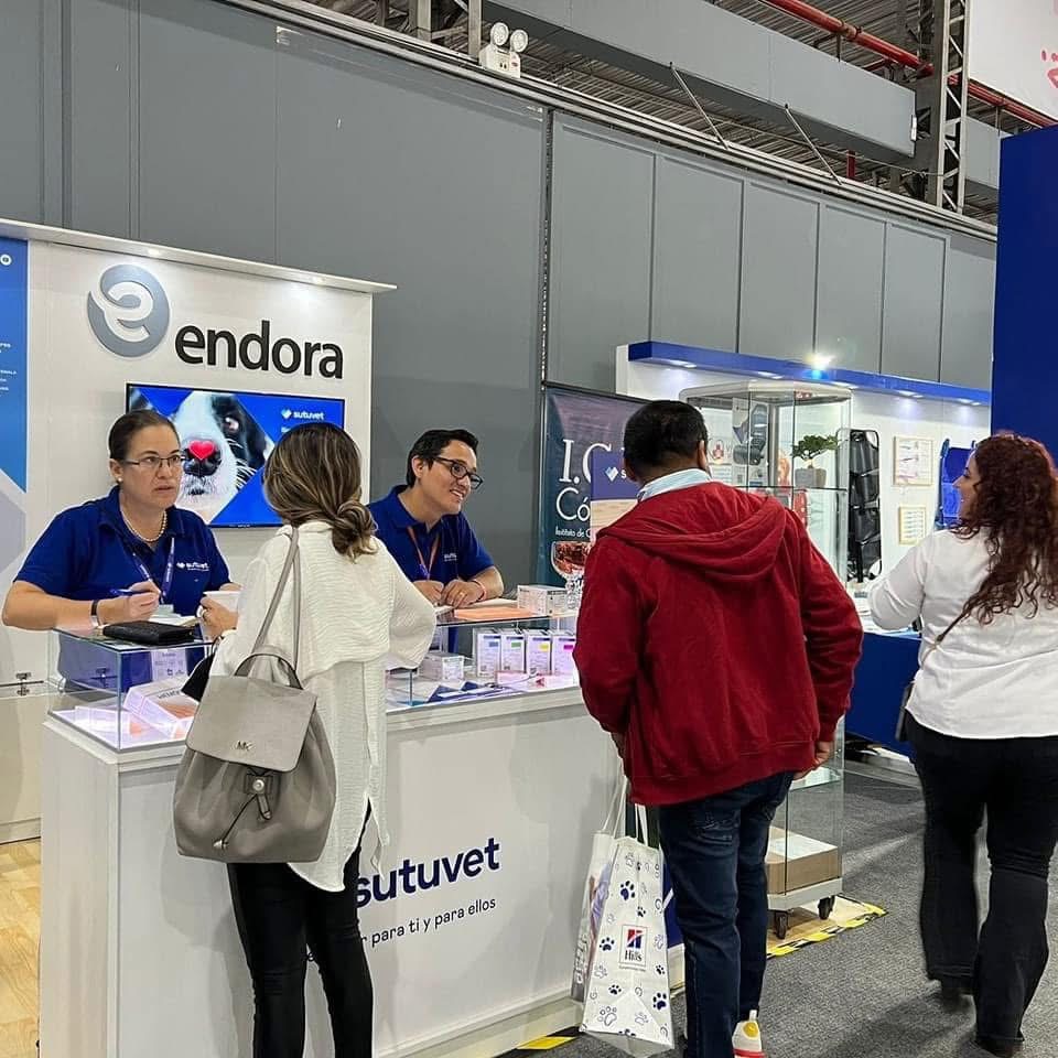Atención a profesionales en el stand veterinario de Endora
