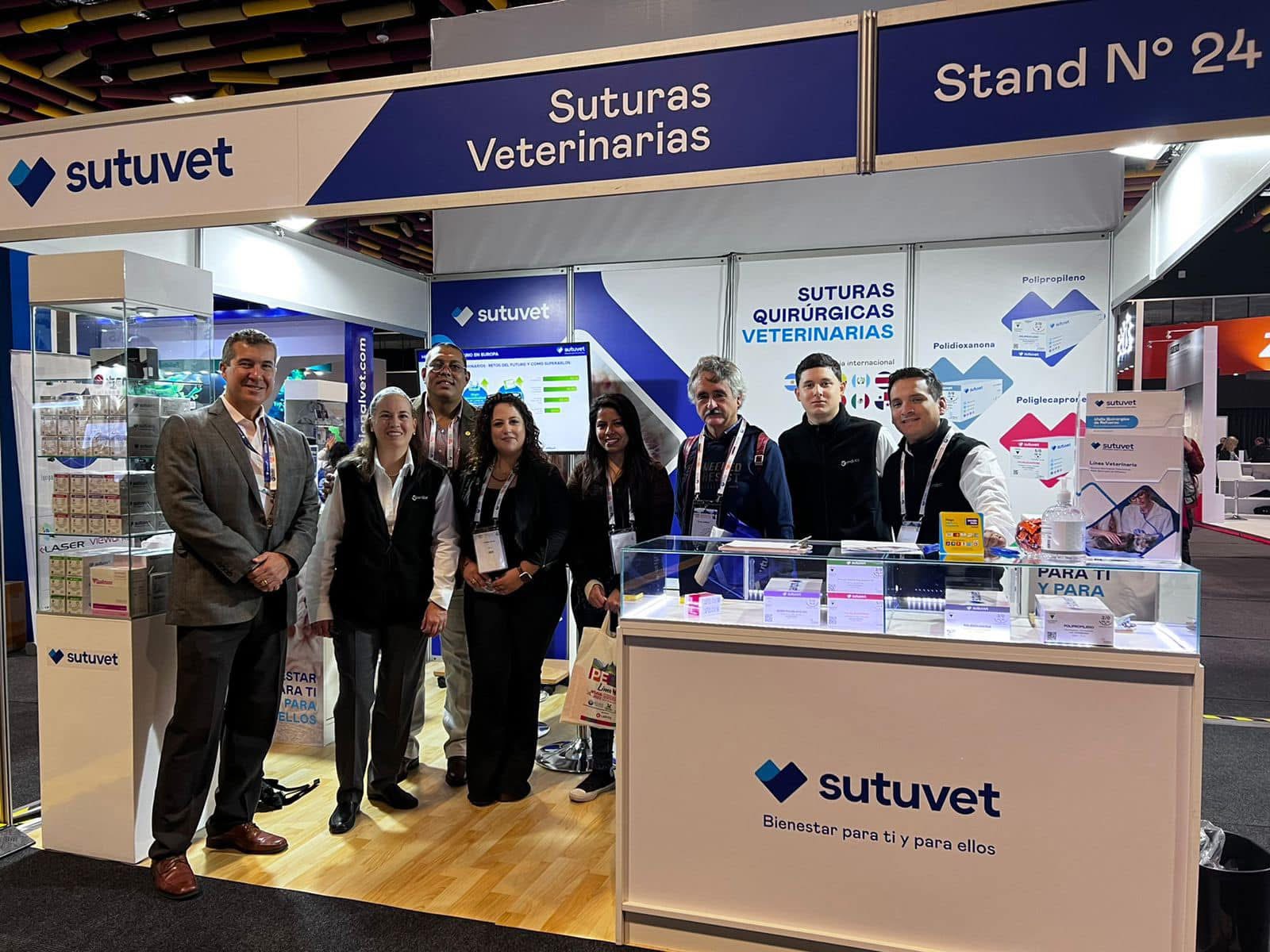 Equipo de Endora y SUTUVET en un congreso veterinario