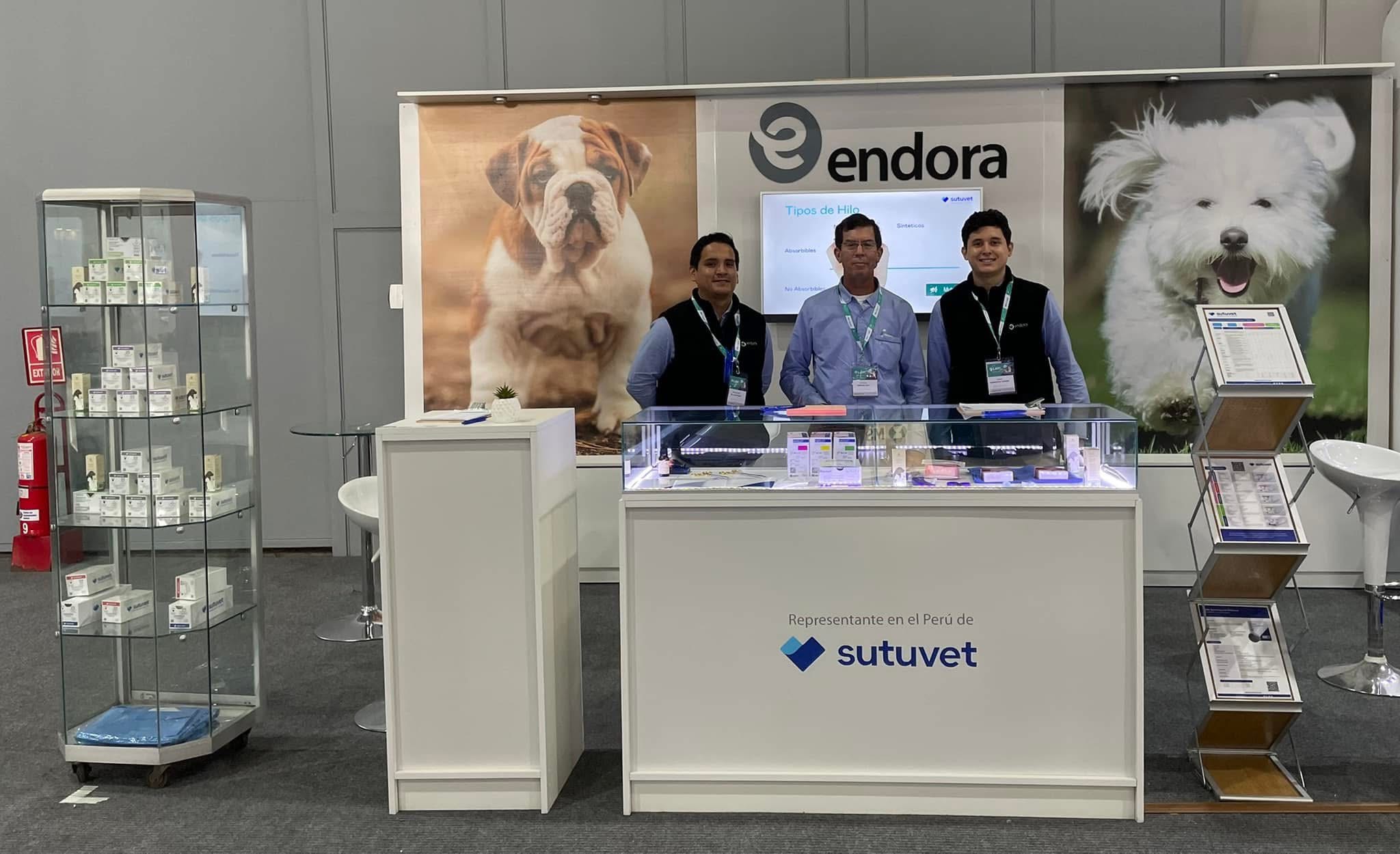 Stand de Endora y SUTUVET con productos veterinarios