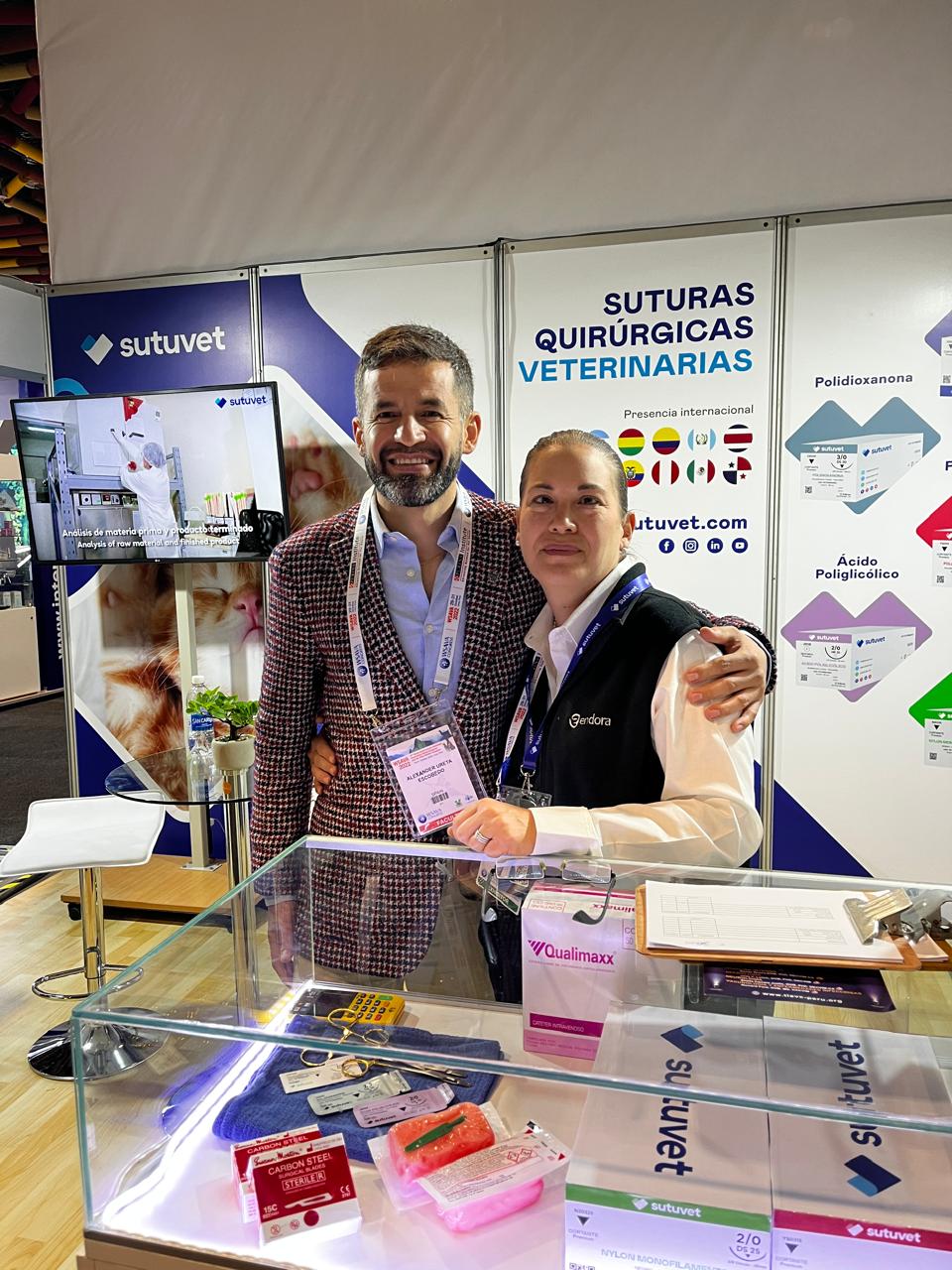 Endora y SUTUVET junto a un invitado en un congreso veterinario
