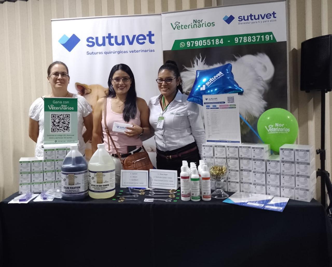 Stand promocional de SUTUVET con profesionales veterinarios