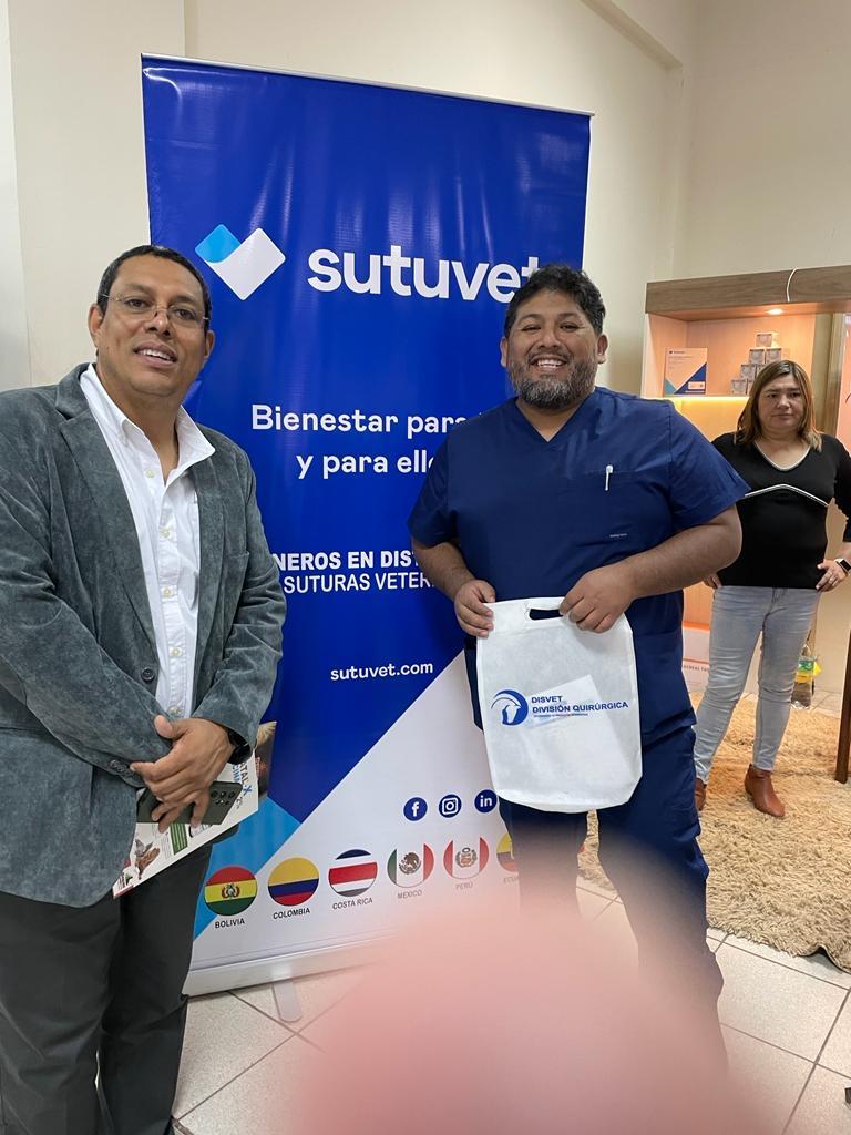 Profesionales veterinarios junto al banner de SUTUVET