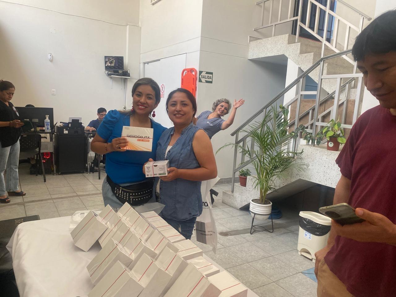 Presentación de suturas TAGUM y Hemogelita a clientes de Endora