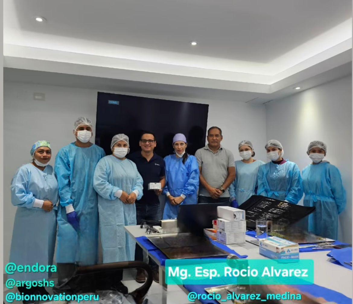 Grupo participante en una capacitación quirúrgica odontológica de Endora