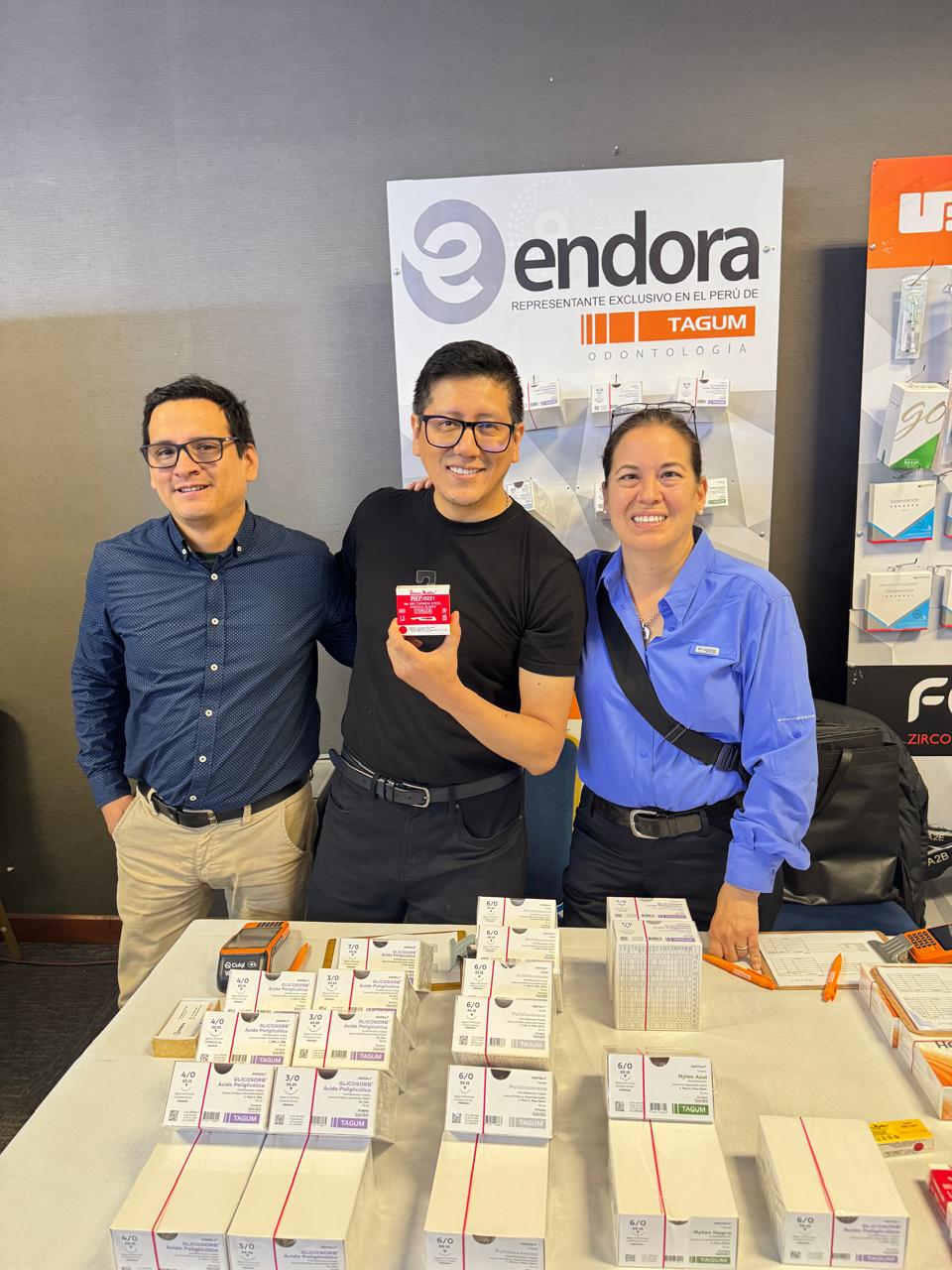 Exhibición de productos odontológicos Endora y TAGUM
