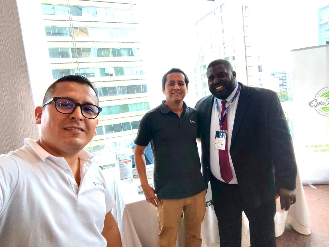 Representantes de Endora con un invitado internacional durante un evento profesional